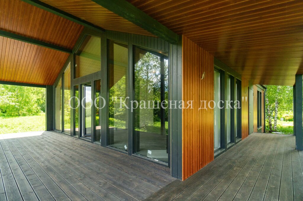 Модульный дом с окрашенными деревянными фасадами в современном дизайне