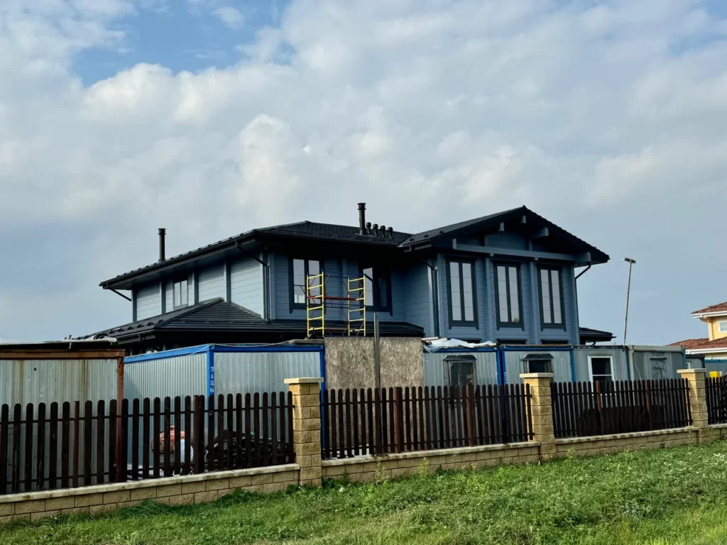 Новый дом с окрашенными деревянными фасадами в синем цвете